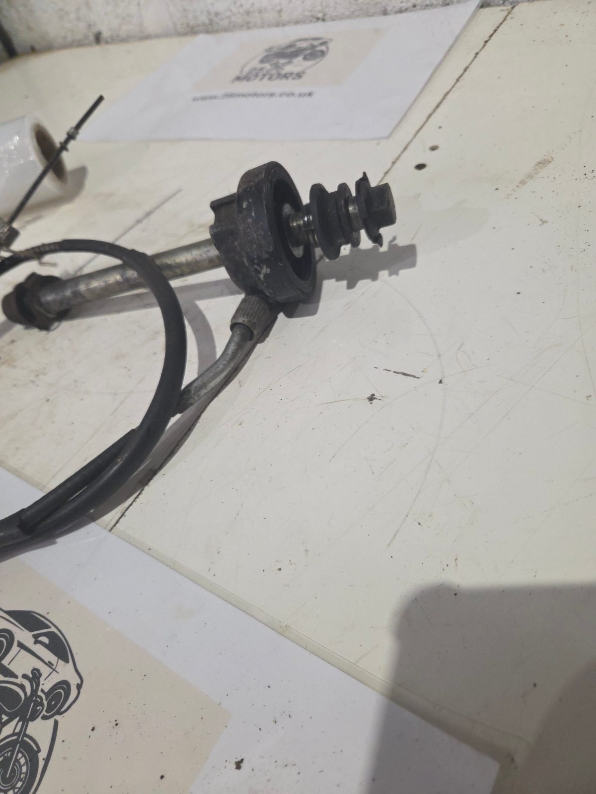 Yamaha YBR 2010 Front wheel spindle with speedo drive and cable