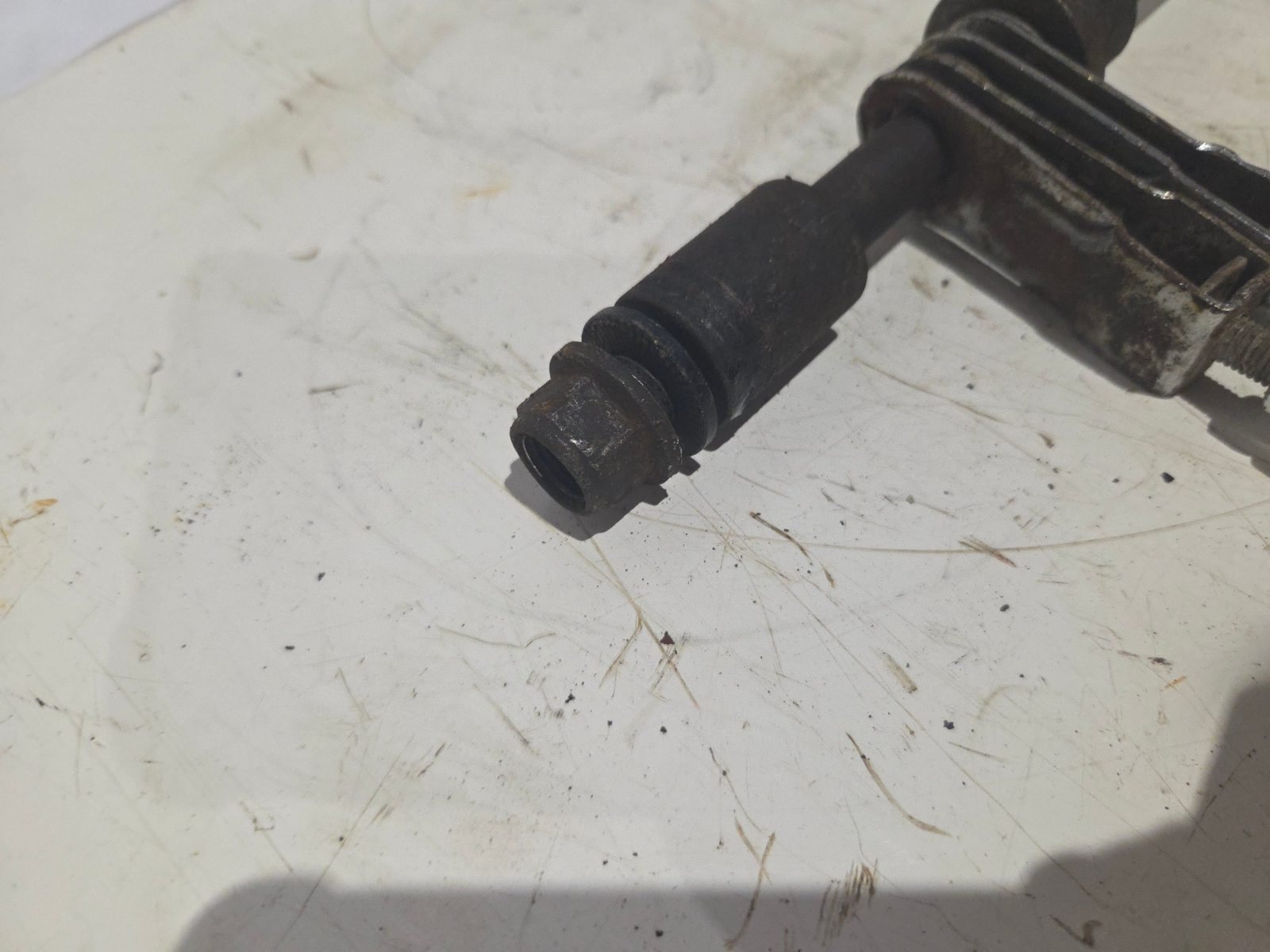 Yamaha YBR 2010 Rear wheel spindel with adjuster