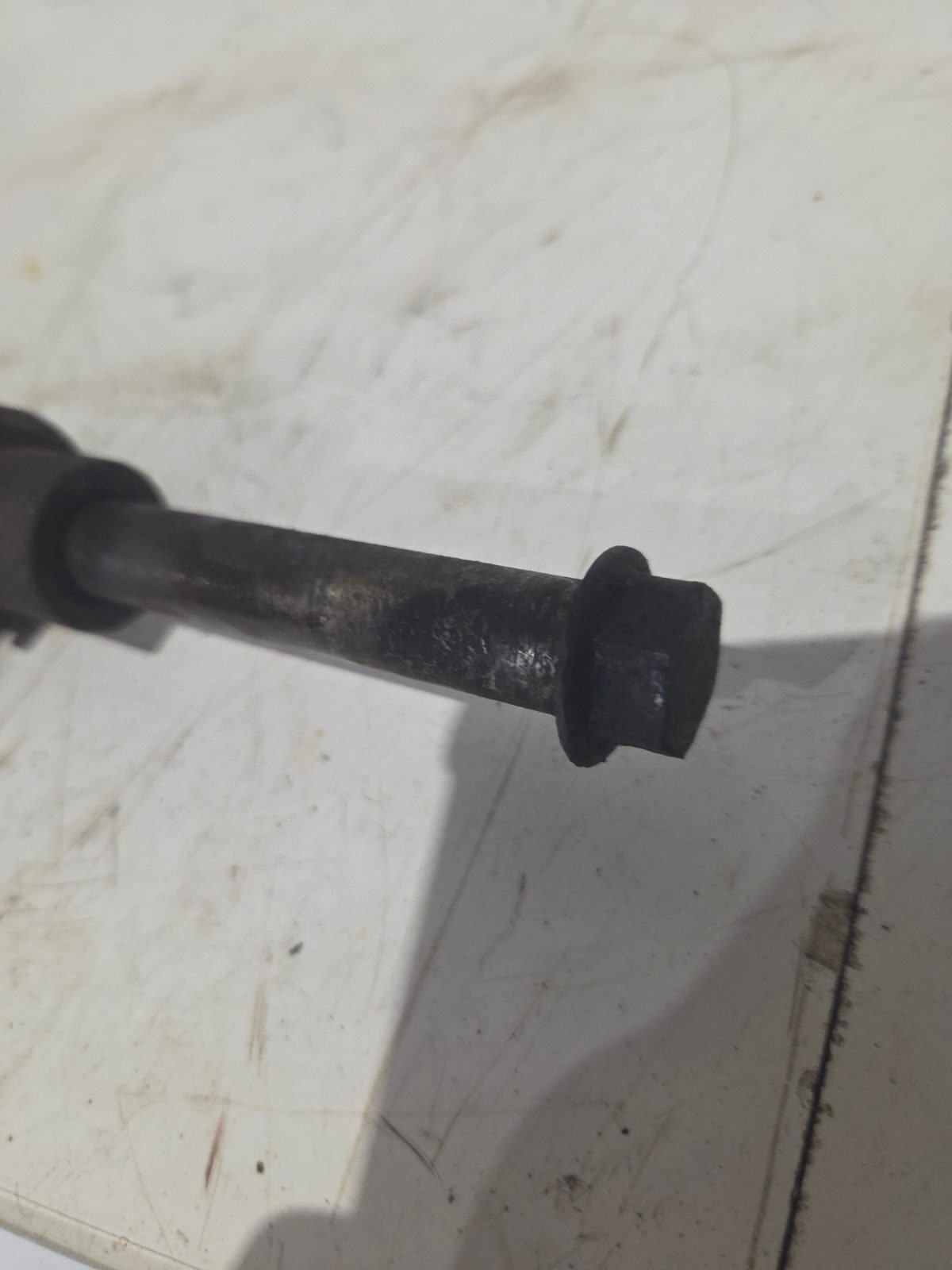 Yamaha YBR 2010 Rear wheel spindel with adjuster